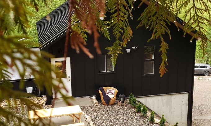 Silver Star Mountain Bed & Breakfast | Modern Mountain Escape BnB Near Silver Star Mountain Ski Resort & Sovereign Lk