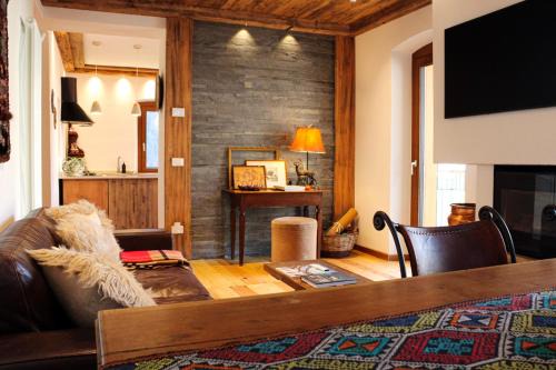 Auronzo di Cadore Apartment | Modern mountain retreat with Tre Cime and lake views