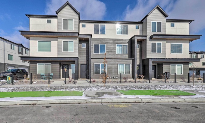 American Fork House | Modern Mountain Townhome - Ski Nearby
