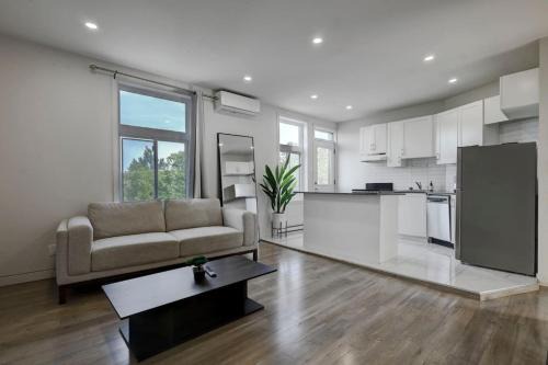 Cote-Des-Neiges—Notre-Dame-De-Grace Apartment | Modern MTL Getaway A Sleek NDG Escape