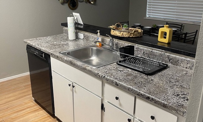 South Natomas Condo | Modern Natomas Gem: Sleeps 5 with access to Gym/Pool.