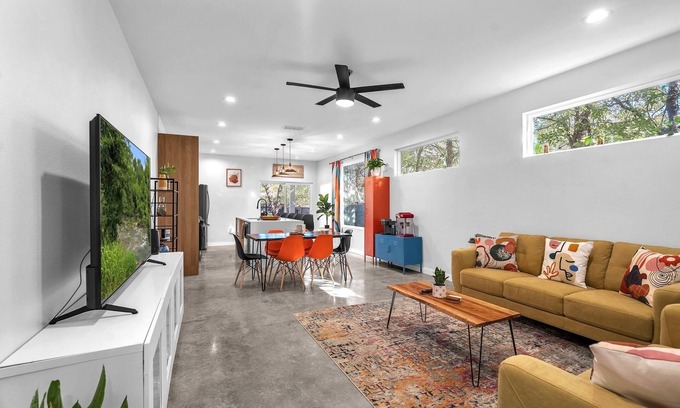 Pecan Valley House | 🌺 MODERN NATURE - 2 STORY DOWNTOWN DELIGHT 🌼