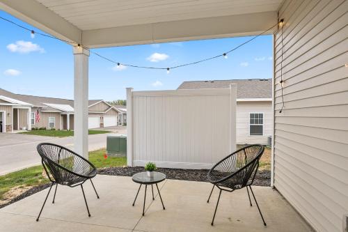Grandville House | Modern New Build 4BR 4BA Two Condo w Garage and Patio