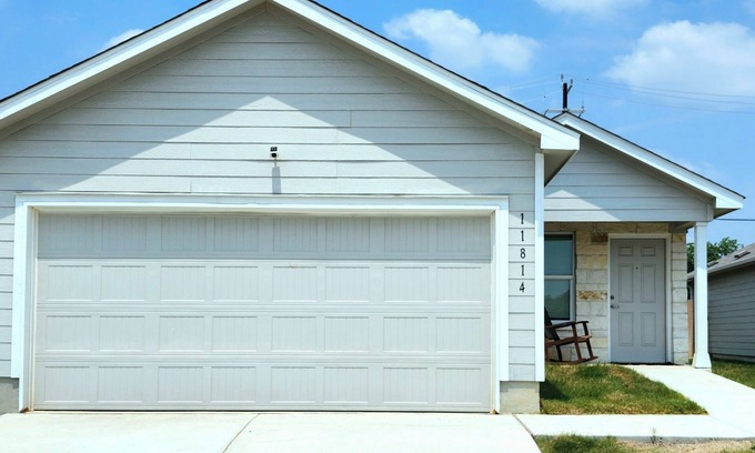 Southside House | Modern New Build Near Toyota, Amazon & Lackland AFB - Ideal for Long Stays
