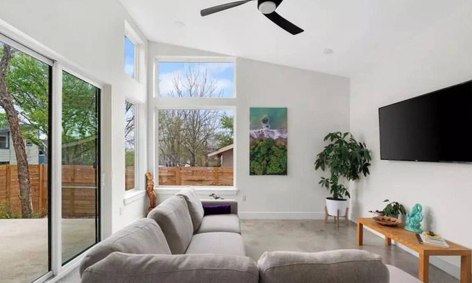 St. Johns House | Modern Oasis in Central Austin | 8 min from DT