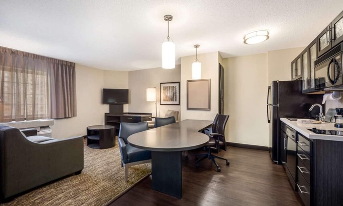 Plano Hotel | Modern Oasis in Plano, Texas! 2 Spacious Units, Full Kitchen, Pets Allowed!