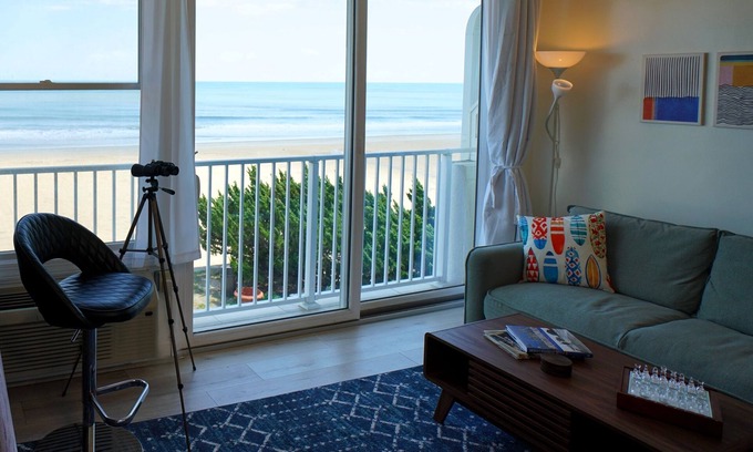 Northeast Virginia Beach Condo | Modern Oceanfront Condo + Pool near Top Dining