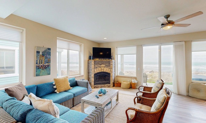 Gold Beach House | Modern oceanfront home with private hot tub, patio, & gas fireplace