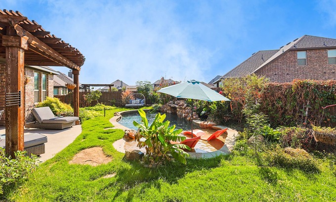 Waxahachie House | Modern Olympus View Oasis+ pool+ Yard