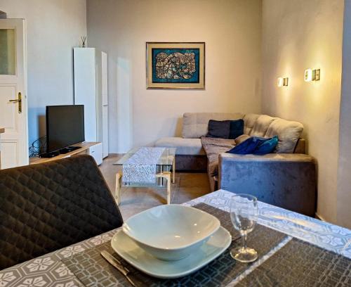 Szentimrevaros Apartment | Modern Parkside Garden View Apartment