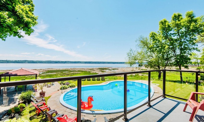 Saint-Laurent-de-l'ile d'Orleans Villa | Modern & Peaceful Villa -Amazing View -8 bedrooms -9 baths -Hot tub - Quebec