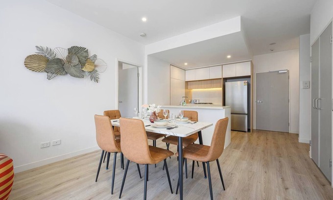 Penrith Apartment | Modern Penrith Apt 2BR w Ensuites, WIR, Parking & Sofa Bed