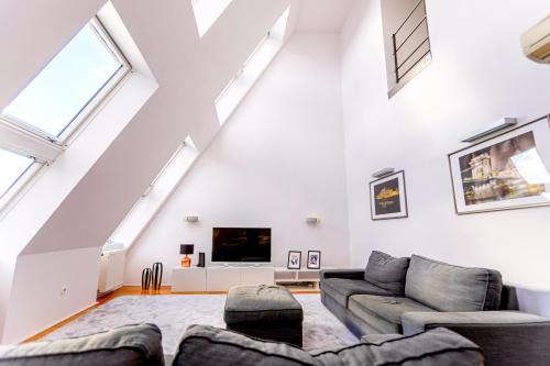 Erzsebetvaros Apartment | Modern Penthouse Private Terrace Jacuzzi