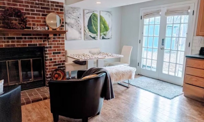 Lincoln House | Modern & Private 15 min to Downtown Lincoln Pet Friendly