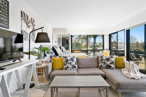Taupo Apartment | Modern Private Retreat With Balcony and Lake Views