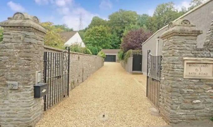 Upton Cheyney House | Modern Property with Indoor Swimming Pool