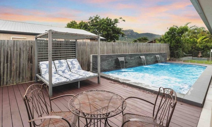 Annandale House | Modern quality with huge pool & golf green!
