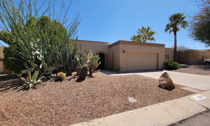 Tucson House | Modern ranch house in East Tucson is set up for a perfect temporary stay