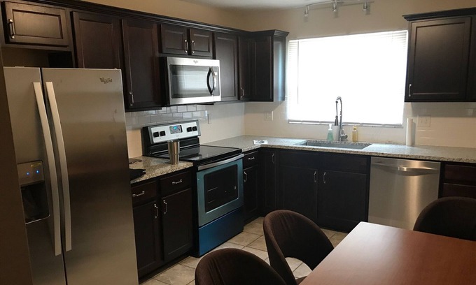 Columbus House | Modern Ranch, New Furn/Appliances, Gar, 55"TV, Roku, Big Yard, WiFi