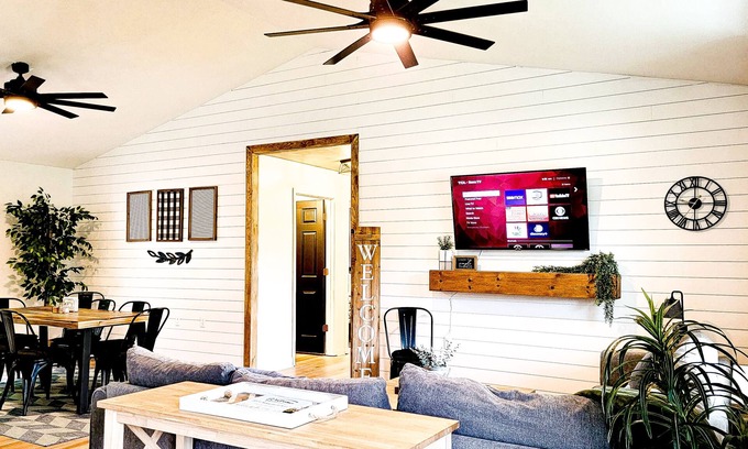 Rogers House | Modern Red River Gorge Vacation Home Fiber WiFi + W/D