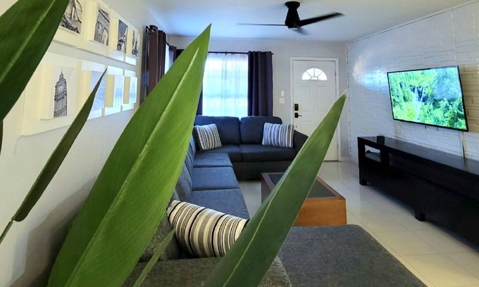 Biggs Field House | Modern Renovated Home 4Br 2B Great Patio & Laundry