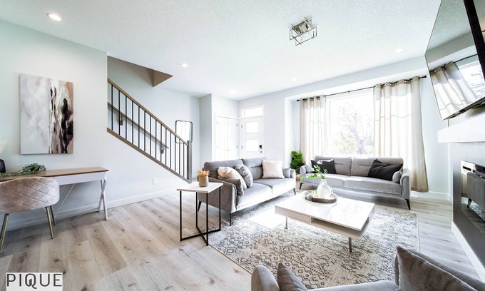 Southwest Edmonton House | Modern Retreat-3 King Beds-Garage-WiFi-Sleeps 10!