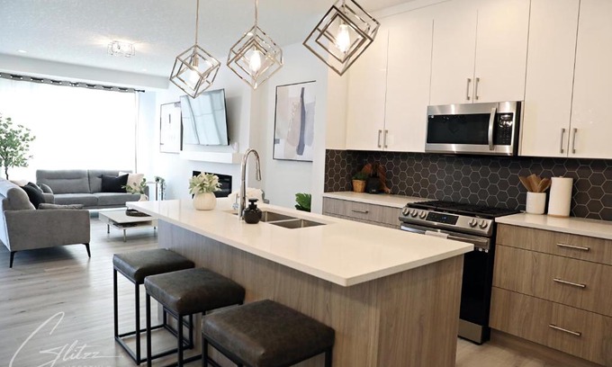 Southwest Edmonton House | Modern Retreat 3 King Beds,Garage,Disney
