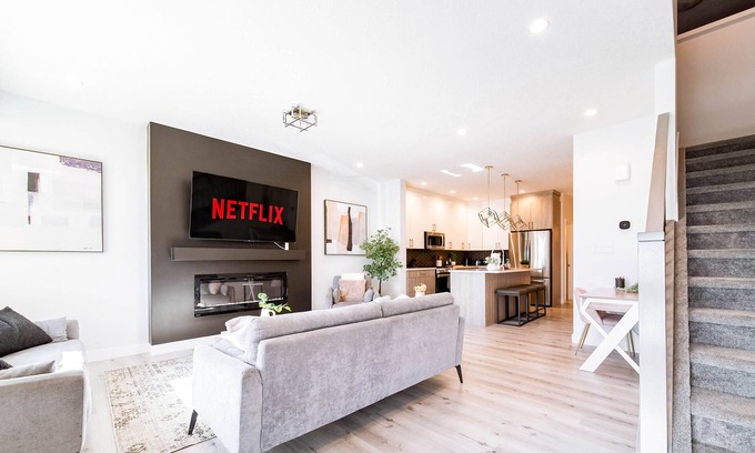 Southwest Edmonton House | Modern Retreat-3 King Beds-Garage-WiFi-Sleeps 10!