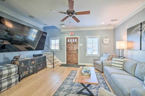 Tuscaloosa House | Modern Retreat about half Mi to Bryant-Denny Stadium