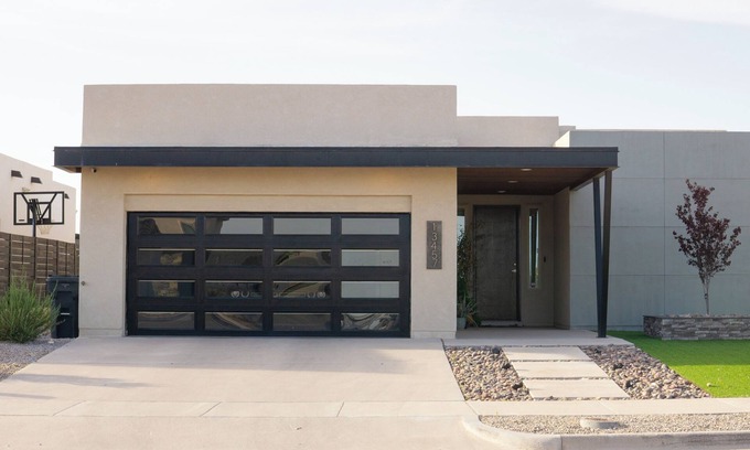 Horizon City House | Modern Retreat by Golf Course - 3 Bedrooms & Office Space