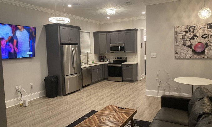 Bayou St. John House | Modern Retreat - Convenience So Sweet. Minutes to Mardi Gras, Festivals and Fun!