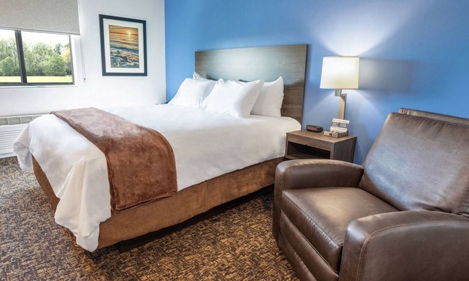 Wilkes East Hotel | Modern Room with Kitchen Near Oregon Museum of Science and Industry