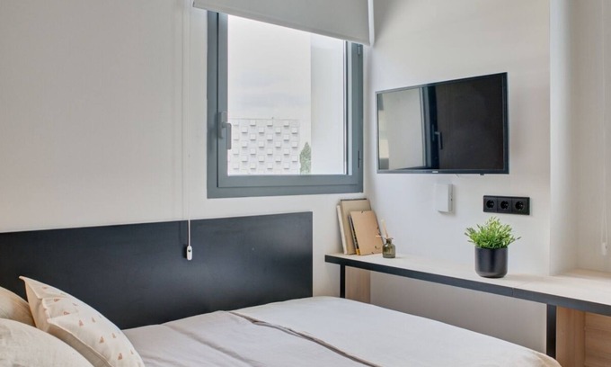 Milagrosa Apartment | Modern Room with Wi-Fi in Pamplona, Sleeps 2