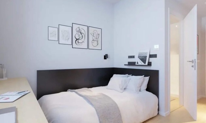 Milagrosa Apartment | Modern Room with Wi-Fi in Pamplona, Sleeps 2