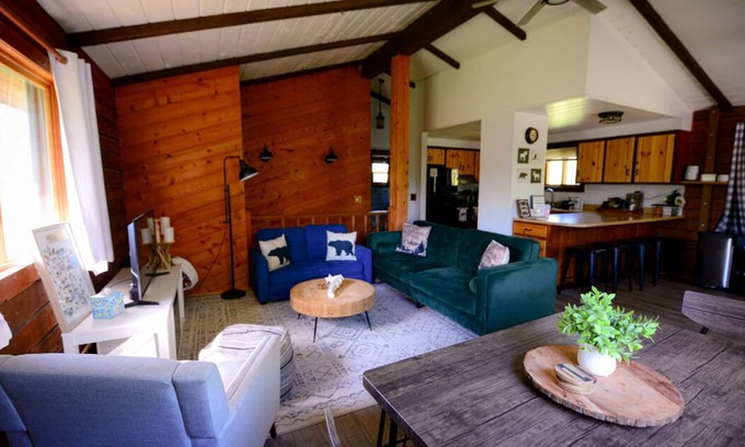 Hinckley Cabin | Modern Rustic Cabin.Hottub.Sleeps9.nearStCroixStPk