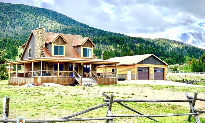 West Yellowstone Cabin | MODERN RUSTIC CABIN WITH WATER ACCESS AND BOAT DOCK [SLEEPS 17]