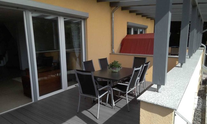 Baunatal House | Modern semi-detached house with covered terrace and fenced garden.