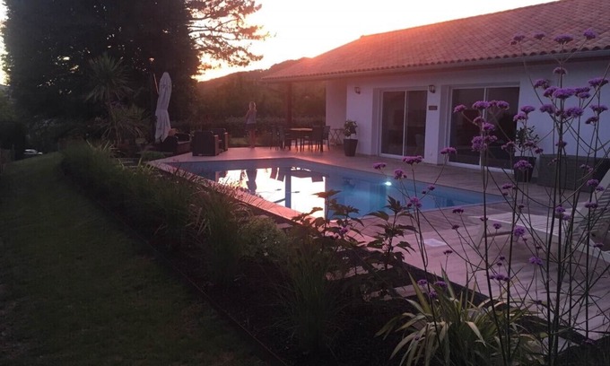 Saint-Pee-sur-Nivelle House | Modern single-storey villa, pool, Rhune view, south-facing and centrally located