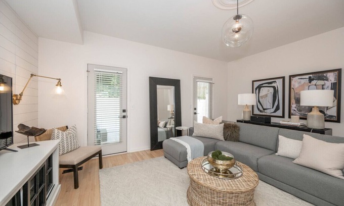 Columbia-Tusculum House | Modern Single Family Retreat - City Near!