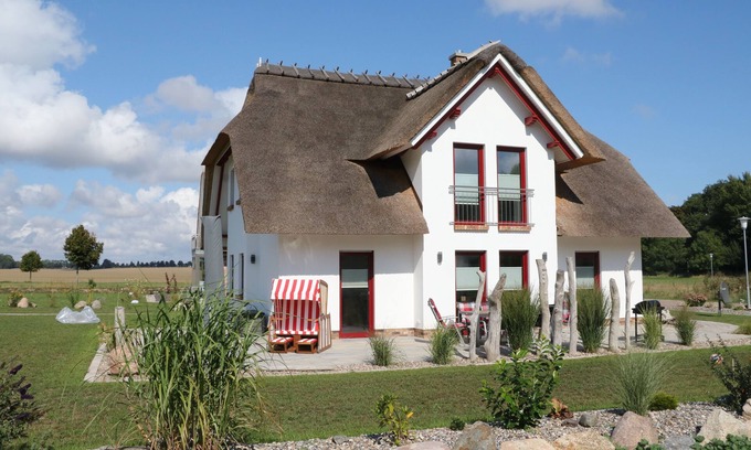 Poseritz House | Modern, spacious holiday home under thatch with fireplace, sauna, WiFi and. water nearby