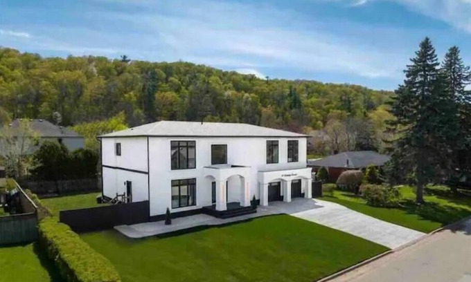 Grimsby House | Modern, Spacious 2 Bedroom Suite