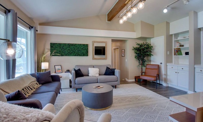 Roselawn Finance Apartment | Modern spacious 2-BR apartment/just minutes from downtown!