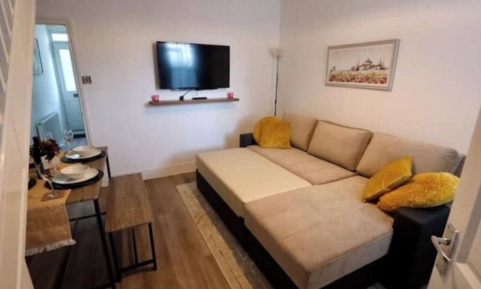 Watford House | Modern, Spacious 3 Bedroom home Watford Junction