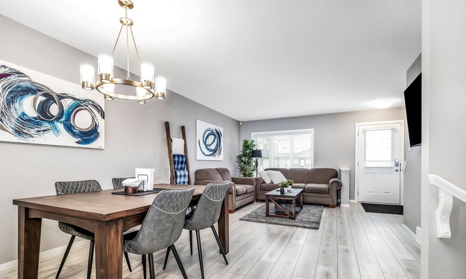 Lethbridge House | Modern & Spacious 4-BR, 3.5 Bath, Townhouse