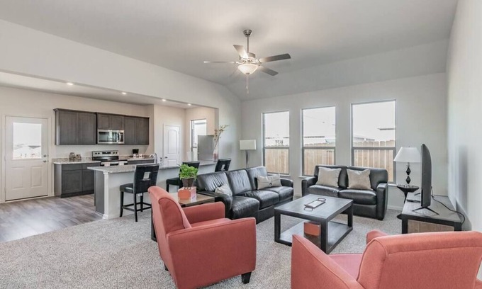 Seagoville House | Modern Spacious 4BR New Built Retreat ~ Fam&Group
