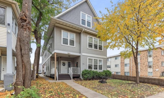 Lyn-Lake House | Modern Spacious 5 Bed 4 Bath Home Near Downtown