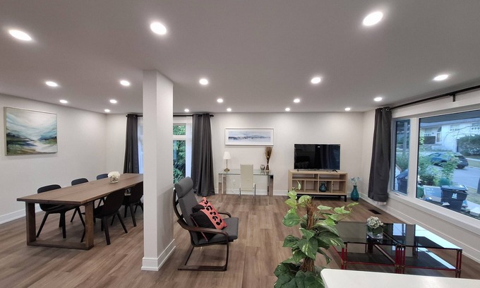 Newtonbrook House | Modern Spacious 6-Bedroom Retreat