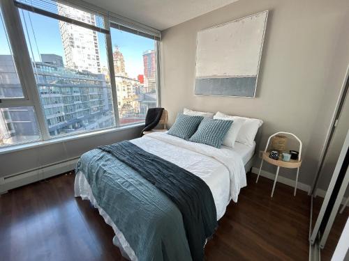 Crosstown Apartment | Modern spacious Apt plus Solarium and Den in Downtown Vancouver with Parking and Pool