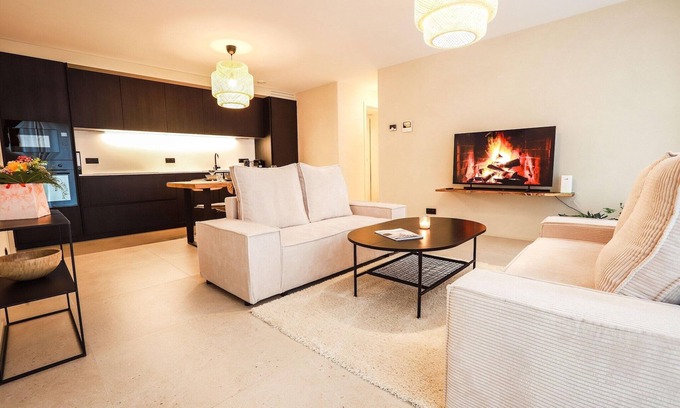 Bohon Apartment | Modern Stay with Hot Tub
