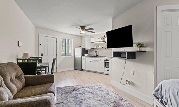 Huntsville Apartment | Modern Studio Apartment w Queen bed—Huntsville